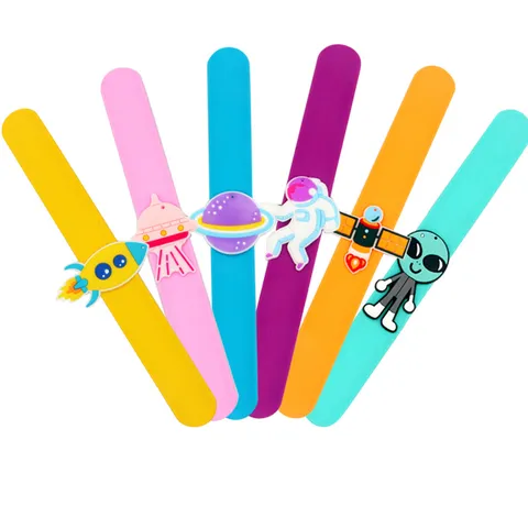 Mignon Bracelet Claque Espace Dessin Animé en Silicone Astronaute Vaisseau Spatial Jouet Cadeau Pour Enfants Fête Anniversaire Accessoires