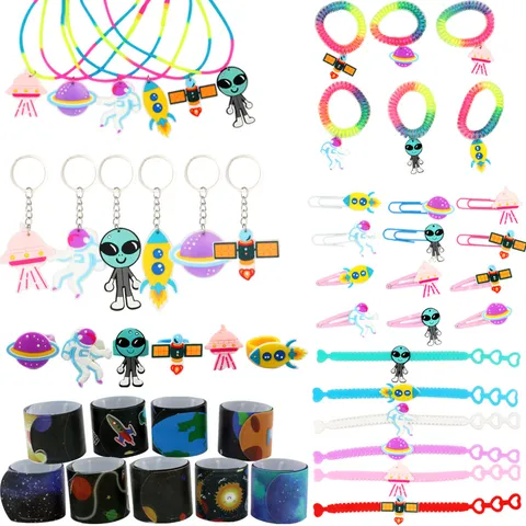 Kinder Cartoon Weltraum Thema Weich PVC Spielzeug Zubehör Astronaut Rakete Planet Slap Armband Ring Schlüsselanhänger Kette Haarband Für Geburtstag Party