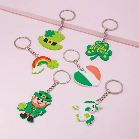Portachiavi Irlandese Arcobaleno Unicorno Cappello Trifoglio di San Patrizio in Gomma Morbida PVC e Anello Chiave in Metallo