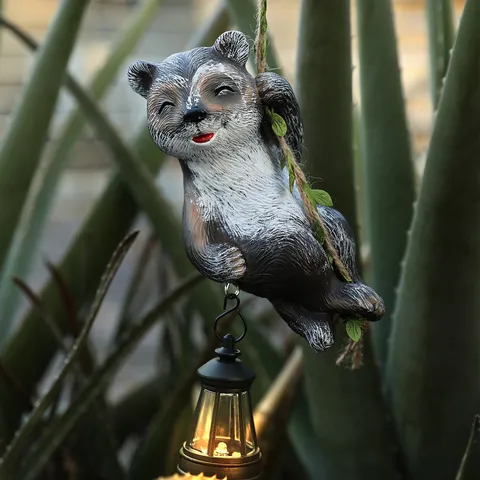 Zonne-energie Klimmende Wasbeer Buiten Hars Standbeeld Met Waterdichte LED Lantaarn Hangend Dier Tuin Decor Ornament
