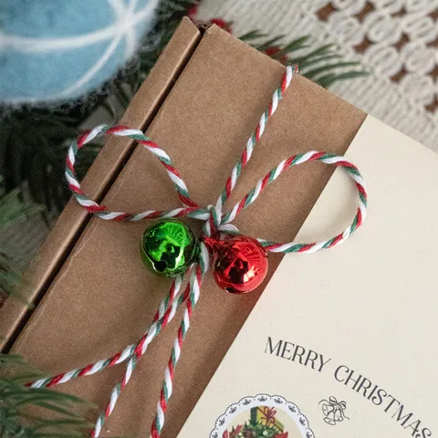 Noël Clochettes en Métal Colorées Bricolage Cadeau de Noël Accessoires Emballage Miniature Électroplaqué Suspendu Jingle Bells Décoration