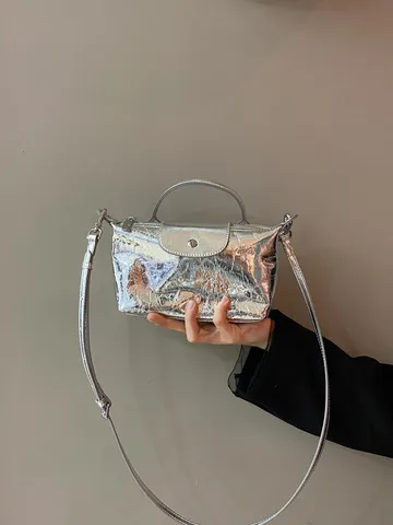 Borsa a Mano Dumpling Plissettata alla Moda da Donna in Pelle PU Piccola Borsa a Tracolla con Manico Superiore Lucentezza Metallica