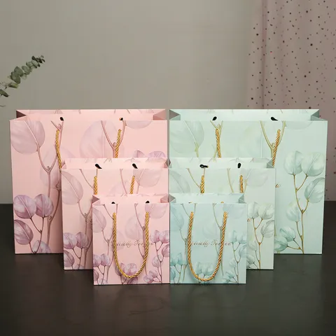 Eucalyptusbladeren Patroon Wit Karton Cadeautassen Mode Tote Papiertassen Gouden Handvat voor Feest Cosmetica