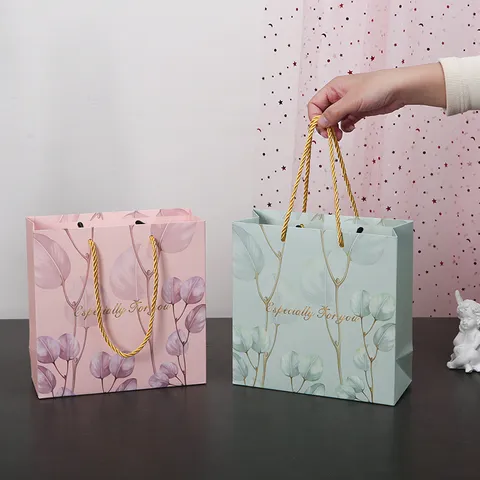 Eucalyptusbladeren Patroon Wit Karton Cadeautassen Mode Tote Papiertassen Gouden Handvat voor Feest Cosmetica