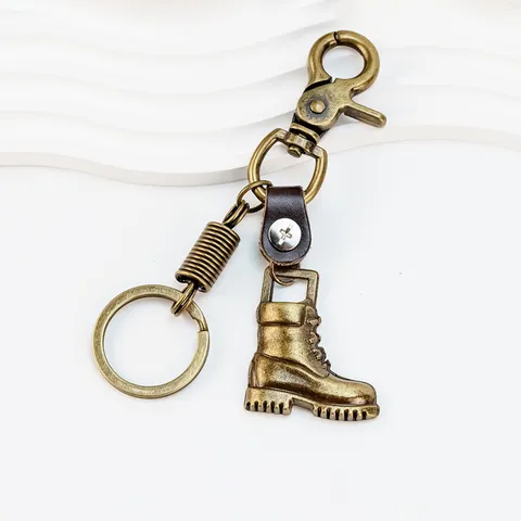 Llavero Retro de Cuero de Vaca Tejido a Mano Con Colgante de Botas Martin Encanto de Zapato de Aleación Vintage Llavero Adorno Decorativo para Hombres Mujeres