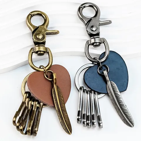 Llavero de Cuero y Aleación de Zinc Vintage Colgante Creativo de Pluma y Corazón Anello Llavero Cuerda Trenzada A Mano Amuleto de Bolsa Regalo Para Casual Diario Souvenir de Viaje Accesorios Unisex