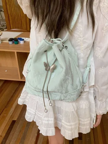 Zaino in Pelle PU Moda Donna Borsa a Secchiello Plissettata Casual Con Farfalla in Metallo Ciondolo di Perla Borsa a Tracolla