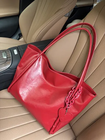 Borsa Tote in Pelle PU di Grande Capacità Per Donne Borsa a Tracolla Morbida alla Moda con Ciondolo a Catena a Cuore Design di Nicchia