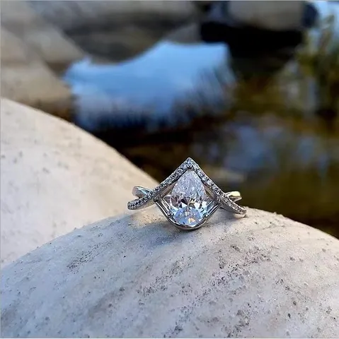 Anello in Lega con Micro Pavé di Zirconia da Donna Forma a Goccia d'Acqua Placcato Oro Argento Design a Incrocio Anello di Fidanzamento