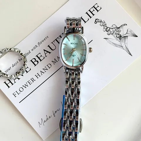 Montre à Quartz Élégante en Alliage et Acier Inoxydable pour Femme Cadran Ovale Bracelet en Métal Fermoir Papillon Montre Analogique Cadeau Mode