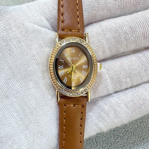 Montre à Quartz Élégante pour Femme Boîtier Ovale en Strass Cadran Classique Chiffres Romains Bracelet en Similicuir Montre Décontractée