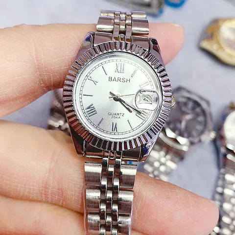 Orologio al Quarzo da Donna di Moda in Lega Numeri Romani Quadrante Rotondo Lunetta Zigrinata Calendario Orologio da Polso Casual Regalo Donna