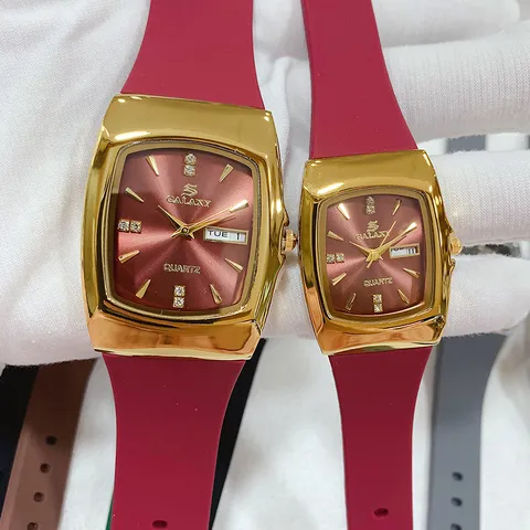 Montre à Quartz Tonneau en Alliage Rétro Avec Bracelet en Silicone Décor en Strass Affichage du Calendrier Étanche Mode Montre de Couple Or Business Casual Montre-Bracelet