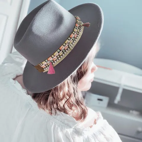 Chapeau Fedora Vintage pour Femmes à Large Bord en Feutre Chapeau de Jazz Bande Tissée Bohémienne Glands Coquillages Chapeau Panama Extérieur Décontracté