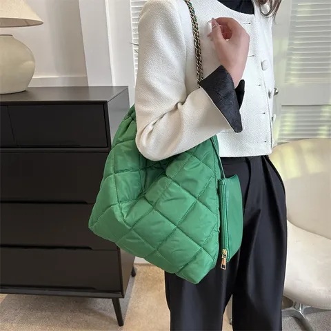 Grande Capacité Mode Couleur Unie Matelassé Chaîne Cabas Sac Femme Casual Polyvalent Sac Sous-Bras Hiver Nouveau Sac Bandoulière