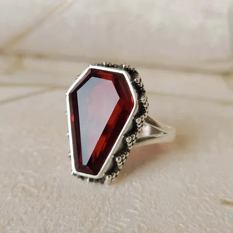 Anillo Forma de Ataúd de Cobre Strass Retro Punk Gótico Vintage Corte Geométrico Chapado en Platino Anello de Banda Cristal Rojo para Fiesta Mujer Joyería