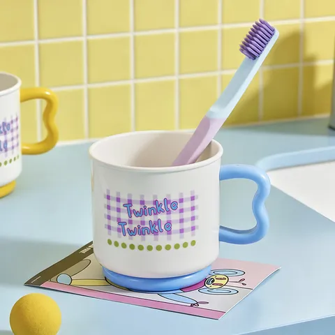 Creative Plastic Mouthwash Cup Student Dormitory Toothbrush Holder Large Capacity Daily Wash Cup With Heart Handle