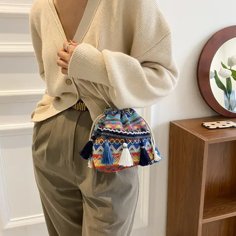 Sac Seau Tissé Bohémien pour Femmes Style Ethnique Glands Cordon de Serrage Sac Bandoulière Mode Quotidienne Décontracté
