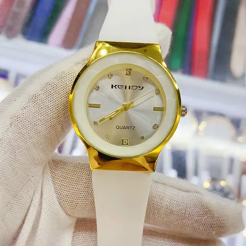Montre à Quartz Élégante en Alliage Vintage Avec Lunette Facettée Index en Strass Bracelet en Silicone Cadran Rond Minimaliste pour Femme Quotidien