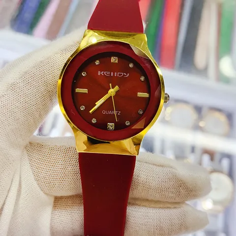 Montre à Quartz Élégante en Alliage Vintage Avec Lunette Facettée Index en Strass Bracelet en Silicone Cadran Rond Minimaliste pour Femme Quotidien