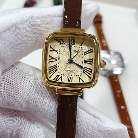 Montre à Quartz Carrée Vintage pour Femme Bracelet en Cuir Véritable Cadran à Chiffres Romains Elégante Montre-Bracelet Rétro à Petit Cadran Cadeau