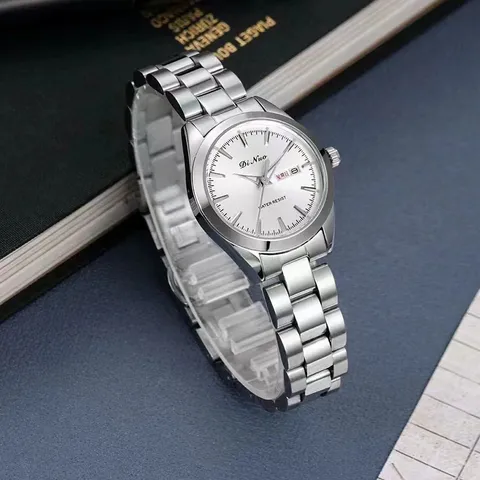 Montre à Quartz en Acier Inoxydable Minimaliste pour Couples Mode Business Double Calendrier Aiguilles Lumineuses Étanche Bracelet en Acier Massif Montre de Poignet Cadran Rond