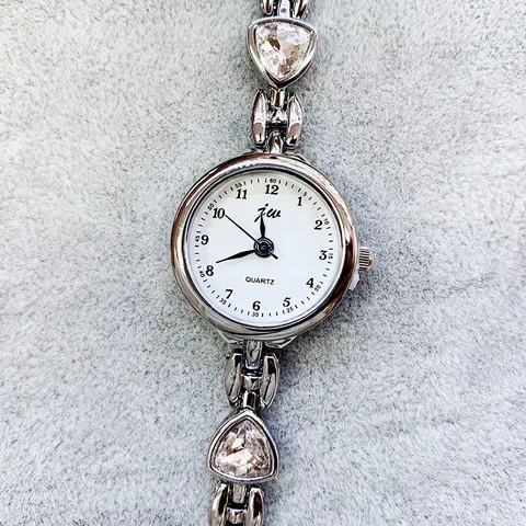 Vintage Mode Damen Quarzuhr Herz Strass Armbanduhr Lässig Edelstahlband Legierungsgehäuse Rund Analog Damen的时装表 Wristwatch