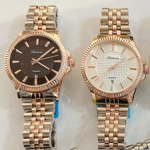 Orologio al Quarzo in Acciaio Inossidabile da Uomo Classico Lunetta Zigrinata Bicolore Quadrante Rotondo Calendario Impermeabile Analogico Orologio da Polso