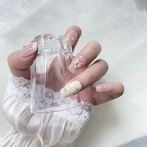Uñas Postizas Hechas a Mano Color Nude Medias-Largas Estilo Francés Bloqueadas de Color Uñas Postizas Con Estrellas Strass Lindos Parches de Uñas Para Mujeres