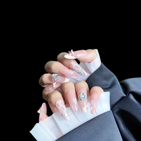 Uñas Postizas Hechas a Mano Nude Rosa Lazo Diamantes de Imitación Uñas Postizas Cortas Ovaladas Elegantes Consejos de Nail Art para Mujeres