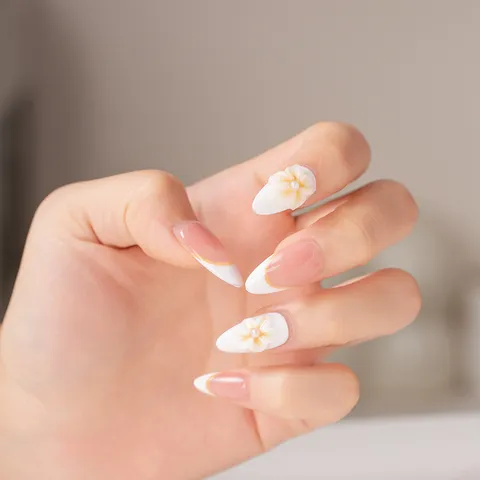 Uñas Postizas de Presión Florales en Relieve Nude Francés Estilo Dulce Uñas Postizas Largas de Almendra para Mujeres
