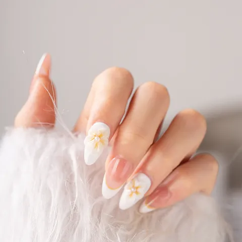 Uñas Postizas de Presión Florales en Relieve Nude Francés Estilo Dulce Uñas Postizas Largas de Almendra para Mujeres