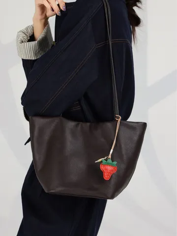 Women's Genuine Leather Tote Bag Large Capacity Bucket Bag Retro Casual Shoulder Bag With Strawberry Pendant