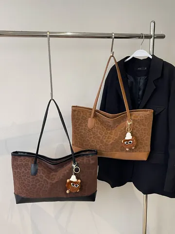 Leopard Print Suede PU Large Capacity Tote Bag For Women Casual Commuting Shoulder Bag Crossbody Bag Velvet Handbag With Plush Ornament
