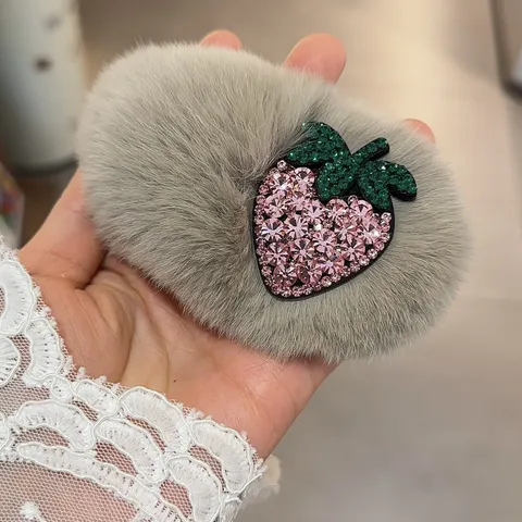 Pince à Cheveux en Peluche de Fausse Fourrure Automne Hiver Coréenne Design de Fraise en Strass Barrette BB Joli Clip Latéral Accessoires de Cheveux de Mode Pour Femmes Filles