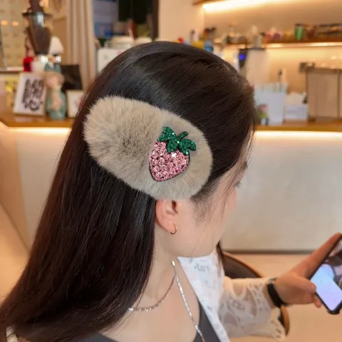 Pince à Cheveux en Peluche de Fausse Fourrure Automne Hiver Coréenne Design de Fraise en Strass Barrette BB Joli Clip Latéral Accessoires de Cheveux de Mode Pour Femmes Filles