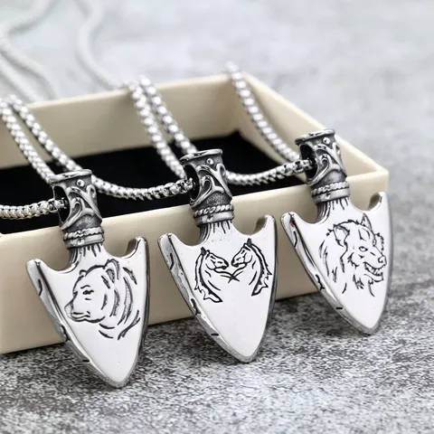 Nordic Vintage Stainless Steel Arrowhead Pendant Necklace Men Women Engraved Horse Bear Wolf Animal Pattern Double Sided Polished Charm Jewelry Gift