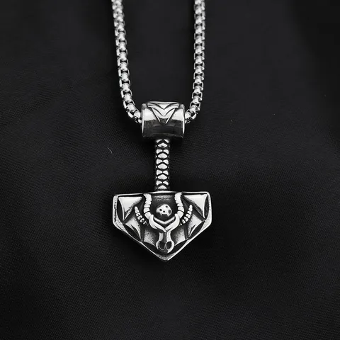Collier Pendentif Marteau de Thor en Acier Inoxydable pour Hommes Viking Crâne à Cornes Gothique Vintage Amulette Rétro Heavy Metal Punk Rock Bijoux Cadeau