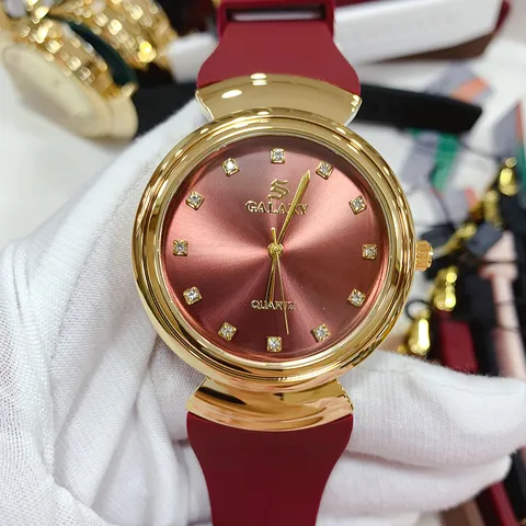 Montre à Quartz en Alliage Minimaliste Vintage Avec Ornement en Strass Cadran Rond Bracelet en Silicone Confortable Montre de Poignet Mode Décontractée Quotidienne Pour Hommes Femmes