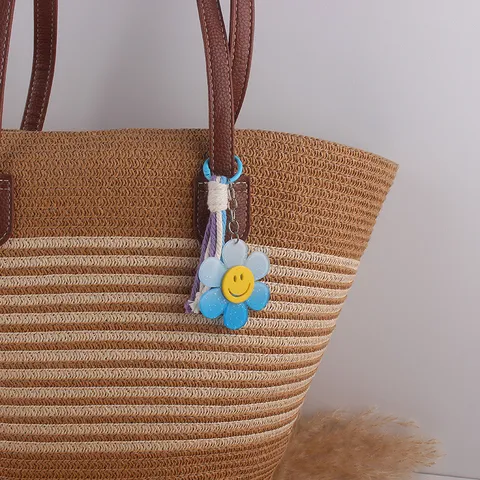 Llavero Minimalista de Cara Sonriente Floral Colgante de Bolsa con Borla de Hilo de Algodón Estilo Ins Dije de Flor de Resina Adornos de Moda Regalo