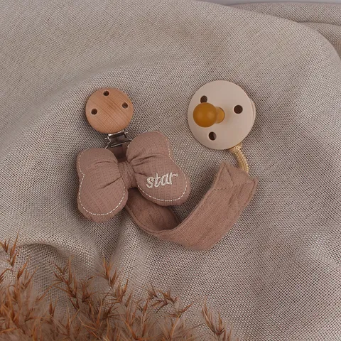 Baby Pacifier Clip Chain Fabric Bowknot Wooden Security Holder Strap Anti-Drop Teether Toy Traction Rope Embroidered Letter Ribbon Star Accessory For Infants Comfort