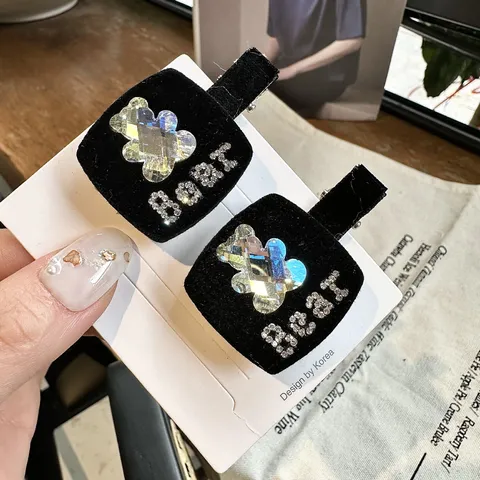Pinza de Pelo Cuadrada de Terciopelo Elegante con Oso de Estras Letra Clip de Pico de Pato Horquilla Lateral de Moda para Peinado Diario de Mujer