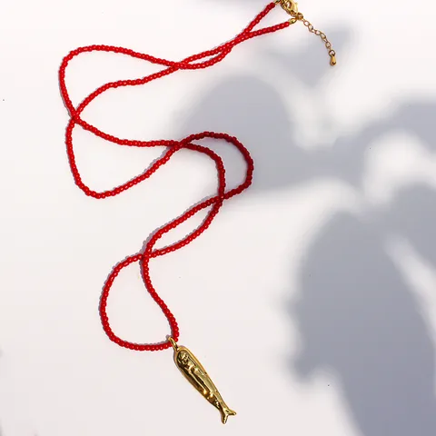 Collier Long Bohème Pour Femme Pendentif Poisson en Laiton Or et Perles de Rocaille Rouges Style Vacances Bijoux Fait Main