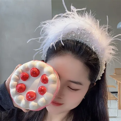 Luxury Alloy Rhinestone Headband With 3D Letters Pearl Feather Decoration Fashion Banquet Party Crown New Year Bridal Hair Accessory For Women