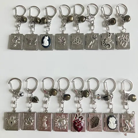 Goth Punk Retro Buch Medaillon Schlüsselanhänger Vintage Silber Metall Motte Katze Herz Buchförmiger Anhänger Schlüsselring Für Damen Herren