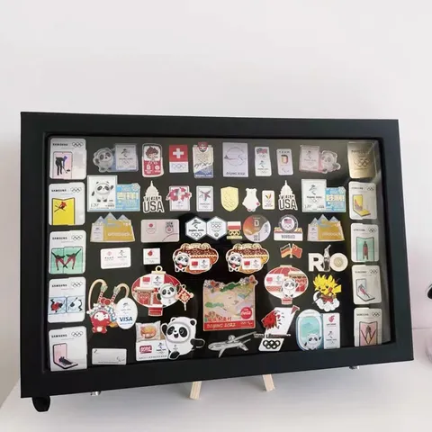 Caja de Exhibición de Insignias de Cuero PU Transparente A Prueba de Polvo Estuche Coleccionista de Medallas Organizador de Pines