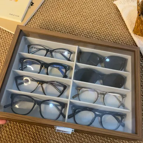 Gran Capacidad 8 Rejillas Caja de Almacenamiento de Gafas de Sol Organizador de Gafas de Madera con Tapa de Vidrio Transparente y Cerradura de Metal