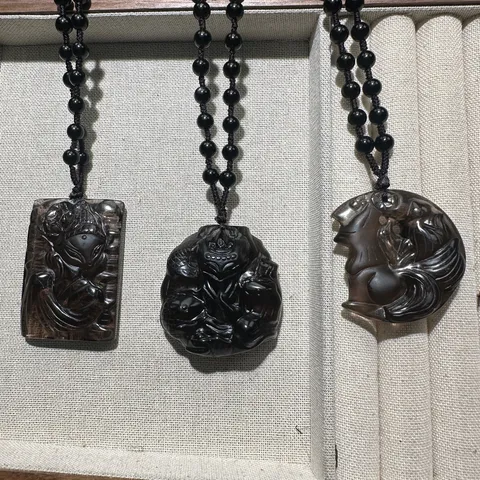Collana con Ciondolo a Forma di Volpe a Nove Code in Quarzo Affumicato e Ossidiana Naturale Fatta a Mano Catena di Perline Regolabile