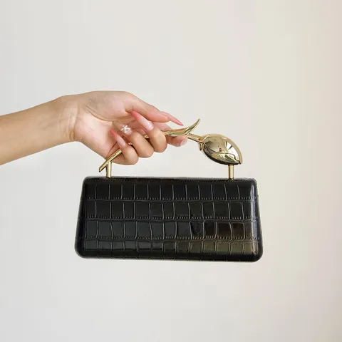 Glänzendes Kroko-Muster PU Leder Abendtasche Mit Metall Blumen Griff Futurionales Design Clutch Handtasche Für Damen Bankett