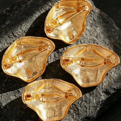 Exaggerated Lip Brooch Surrealist Gold Plated Alloy Rhinestone Piercing Lips Pin Fashion Clothing Bag Decor Jewelry